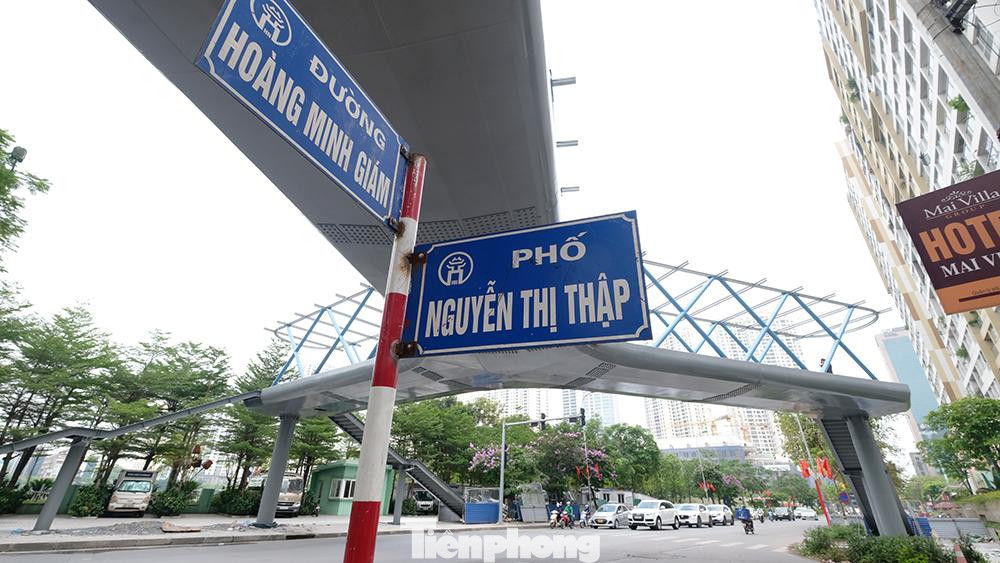 Cây cầu vượt đặc biệt này được xây dựng tại nút giao tại ngã ba giữa đường Hoàng Minh Giám với Nguyễn Thị Thập (quận Thanh Xuân, TP Hà Nội).