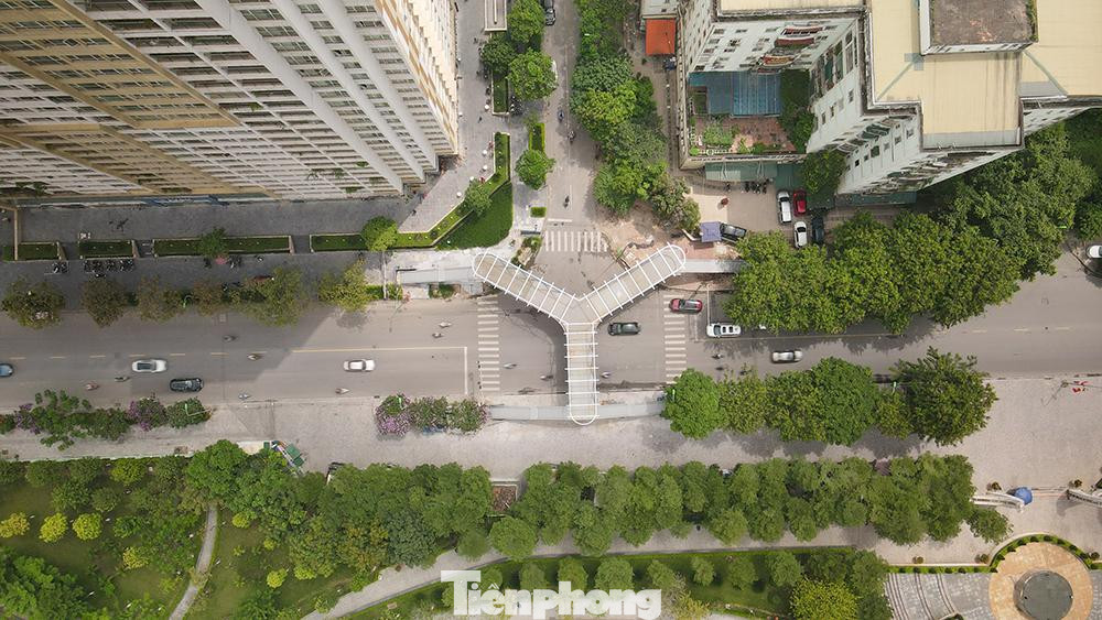 Cây cầu vượt hình chữ Y nằm giữa khu độ thị hiện đại bậc nhất Hà Nội nhìn từ trên cao.