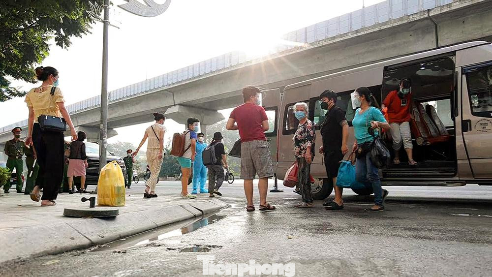 Từ sáng 29/9, quận Thanh Xuân đã huy động nhiều lực lượng để đưa người dân từ nơi cách ly tập trung.
