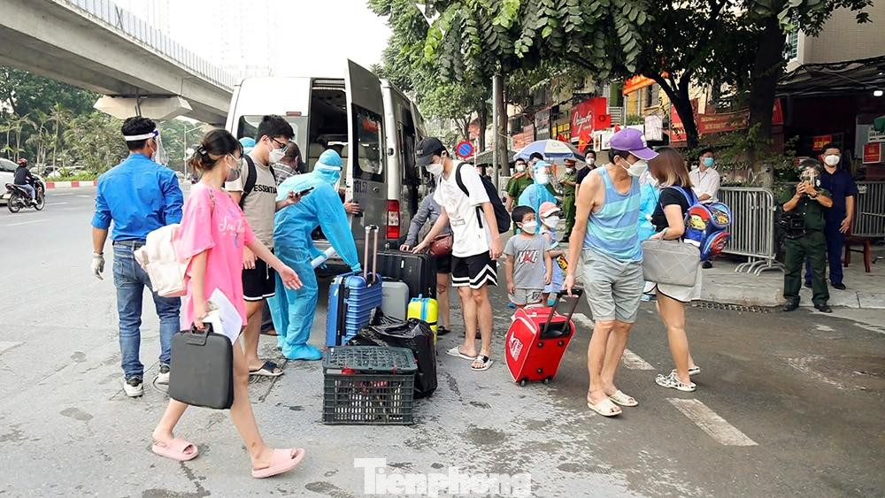 Ngoài việc phân luồng, lực lượng chức năng cũng tổ chức giúp đỡ vận chuyển hành lý cho người dân; hỗ trợ người dân khai báo y tế, hướng dẫn người dân trở về cách ly tại nhà 7 ngày tiếp theo, hạn chế giao lưu với hàng xóm để tránh nguy cơ lây nhiễm.