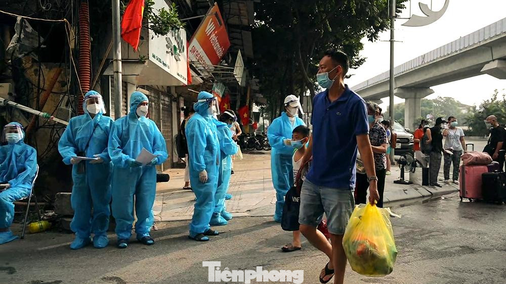 "Trước khi đón người dân trở về ổn định cuộc sống, địa phương đã xây dựng phương án, phân công chi tiết cho các lực lượng đón người dân từ các khu cách ly tập trung về cho đến công tác phân luồng, khai báo y tế, giúp vận chuyển hành lý". Ông Đỗ Văn Khải, Chánh văn phòng UBND quận Thanh Xuân cho biết.