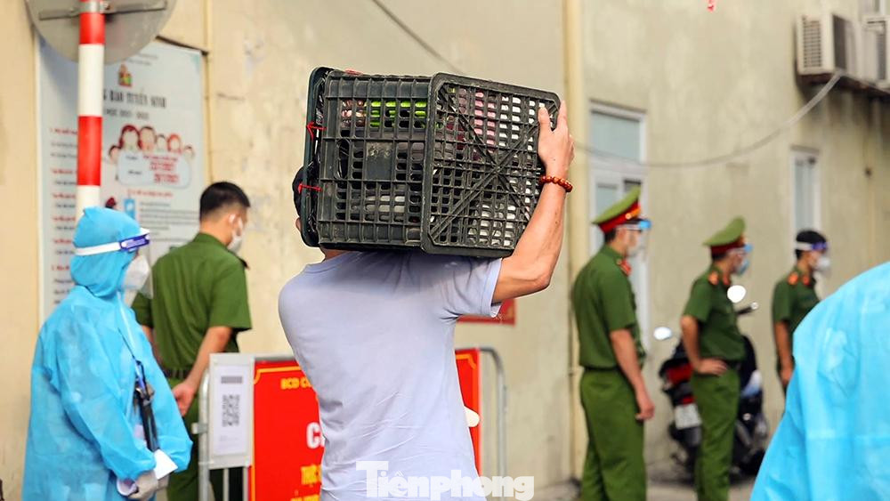 Vì cách ly dài ngày, gia đình nào cũng mang theo lỉnh kỉnh đồ đạc khi quay trở về nhà.