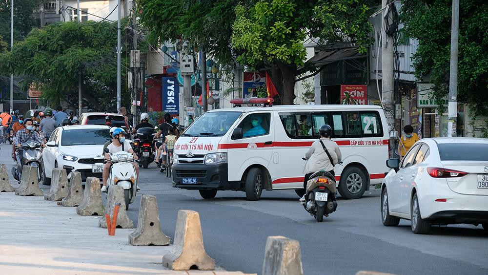 Khoảng 17h30, xe cứu thương 115 được huy động để chuyên chở bệnh nhân đến khu vực cánh ly.