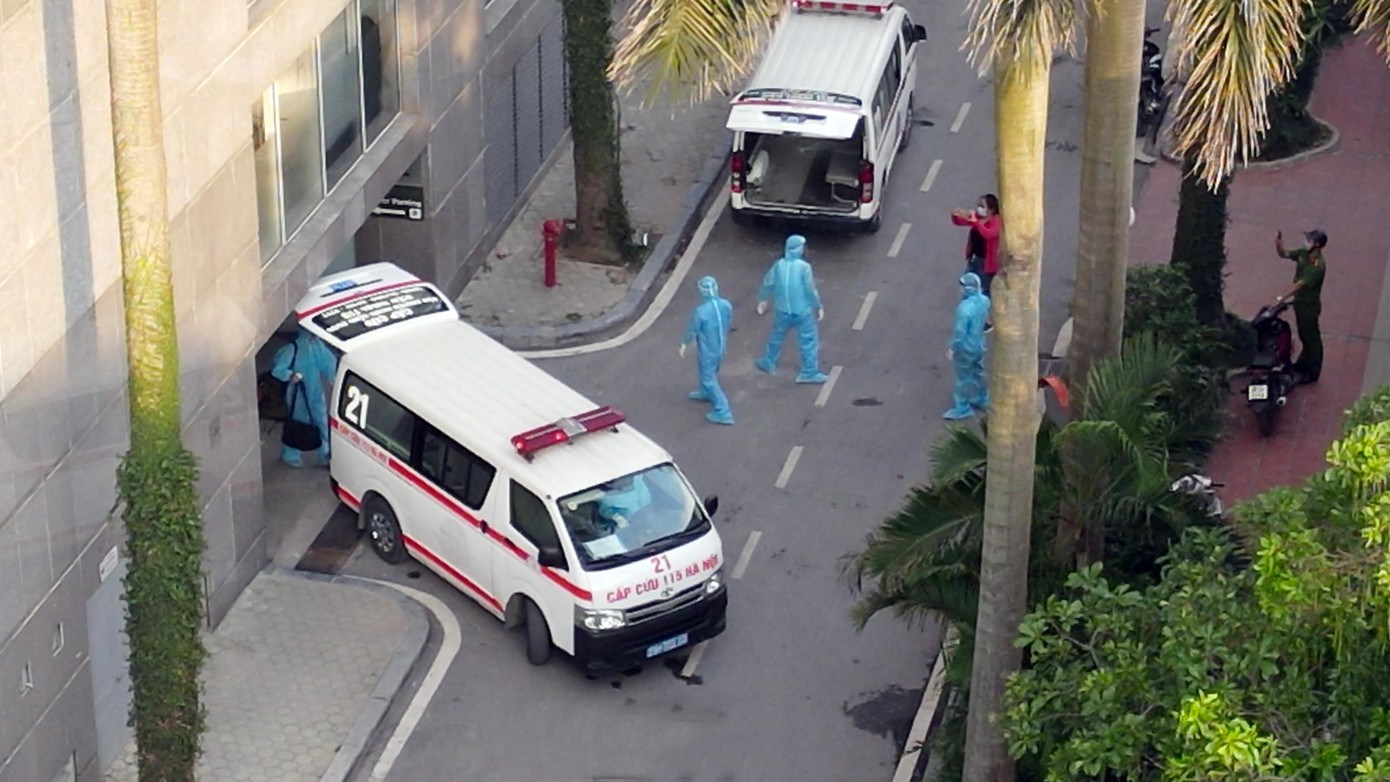 Các bệnh nhân nghi nhiễm và F1 được các xe cứu thương đưa đi ngay trong buổi chiều nay.