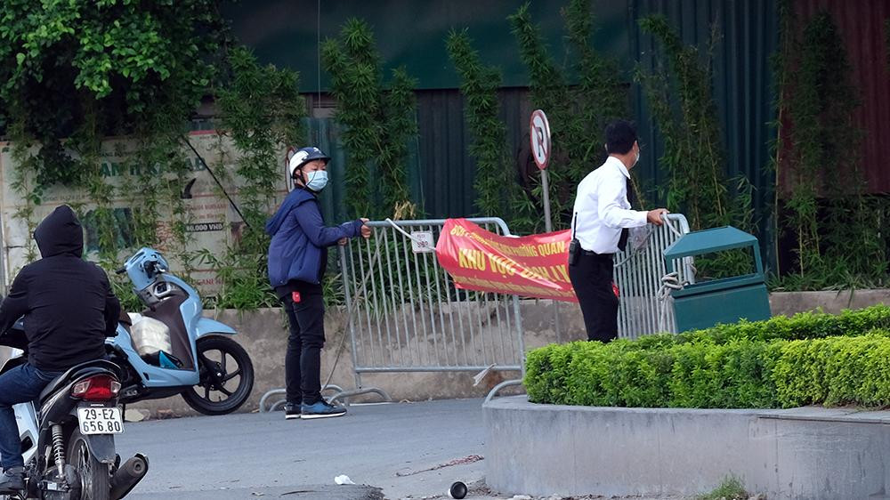 Lực lượng chức năng lập rào chắn cách ly ngay sau khi có thông tin có người nghi nhiễm COVID -19 trong khu vực toà nhà 51 Xuân Diệu (phường Quảng An, quận Tây Hồ, Hà Nội).