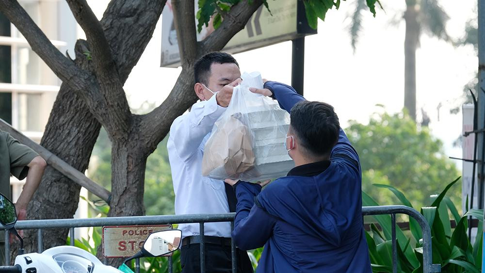 Do khu vực vị chuyên gia người Nhật này ở là khu vực trung tâm thương mại, khách sạn đông người nên cơ quan chức năng đã tiến hành các biện pháp cách ly y tế, tạm thời phong tỏa theo đúng quy định để điều tra dịch tễ, xác định người liên quan và lấy mẫu xét nghiệm.