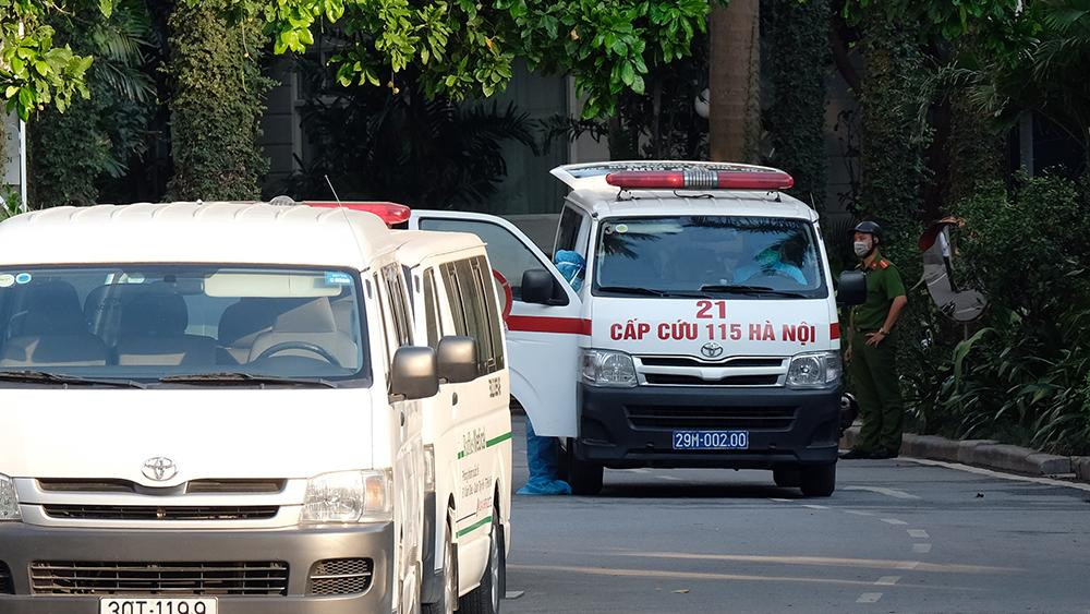 Ghi nhận của phóng viên Tiền Phong cho thấy, lực lượng chức năng khoanh vùng, cách ly y tế toà nhà tổ hợp Trung tâm thương mại và khách sạn Fraser Suites, ở 51 Xuân Diệu, phường Quảng An, quận Tây Hồ.