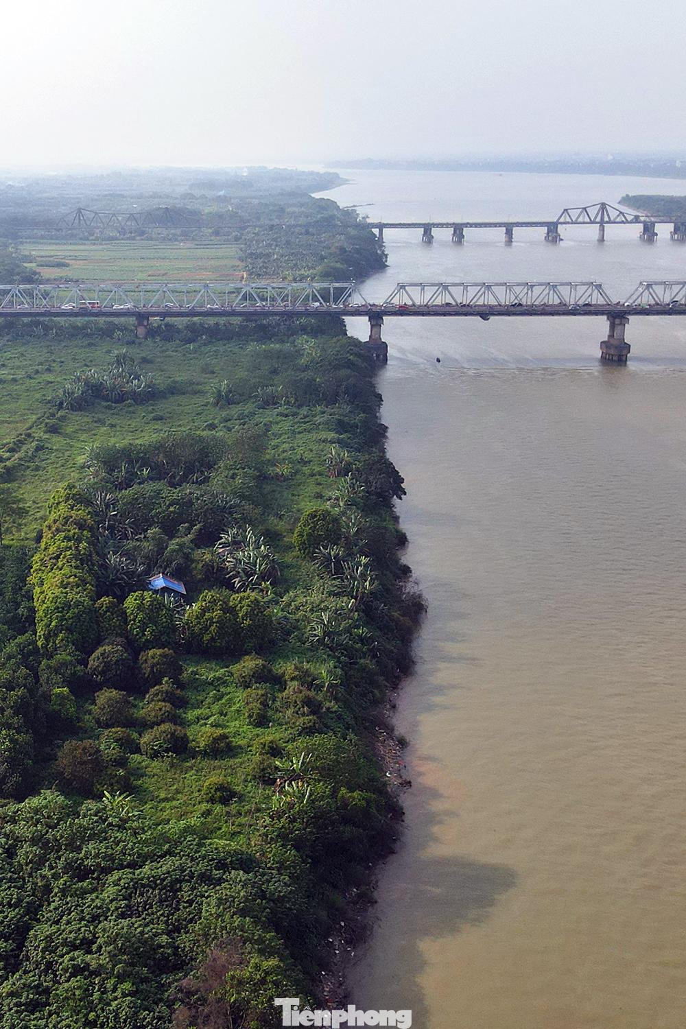 Những lô đất này nổi giữa sông và nhiều diện tích nằm ngoài đê kéo dài hàng cây số kéo dài từ nơi dự kiến xây dựng cầu Tứ Liên cho tới nơi trong tương lai sẽ xây dựng cầu Trần Hưng Đạo.