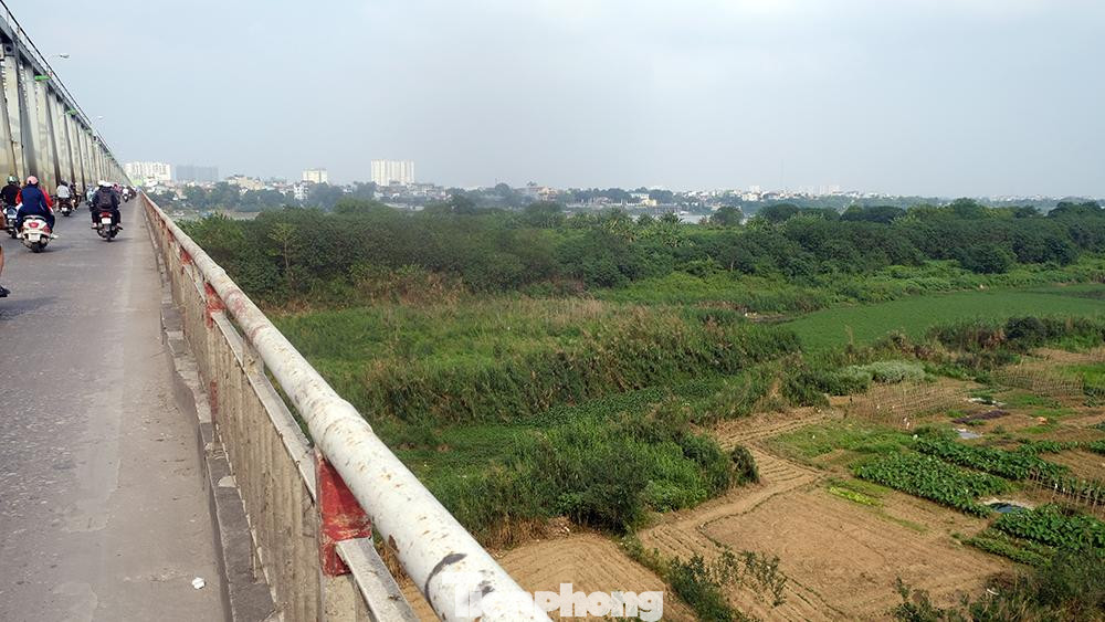 Một khu vực cồn đất đắc địa rộng lớn nhìn từ mặt cầu Chương Dương.