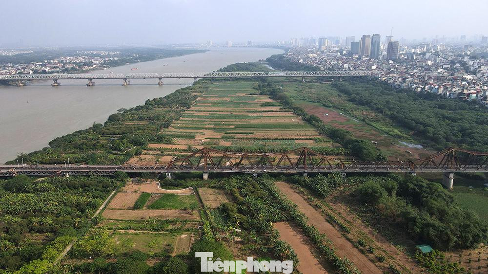 Khoảng đất rộng mênh mông giữa đôi bờ sông Hồng ở khu vực các quận trung tâm Hà Nội nhìn từ trên cao.