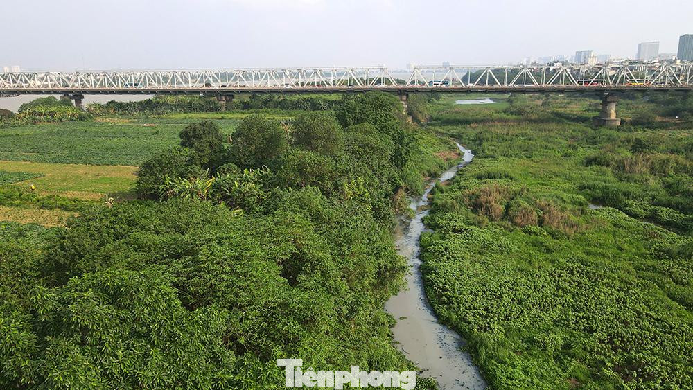 Toàn bộ đồ án được nghiên cứu trên không gian đoạn sông Hồng dài khoảng 40km từ cầu Hồng Hà đến cầu Mễ Sở, bao phủ diện tích khoảng 11.000ha; thuộc địa bàn của 55 phường, xã thuộc 13 quận, huyện; dân số tính toán theo quy hoạch khoảng 280-320 nghìn người.