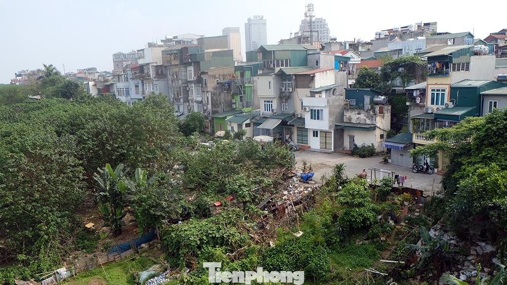 Nhiều quỹ đất ở đây bị người dân lấn chiếm xây dựng, thành nơi xả rác thải các loại.
