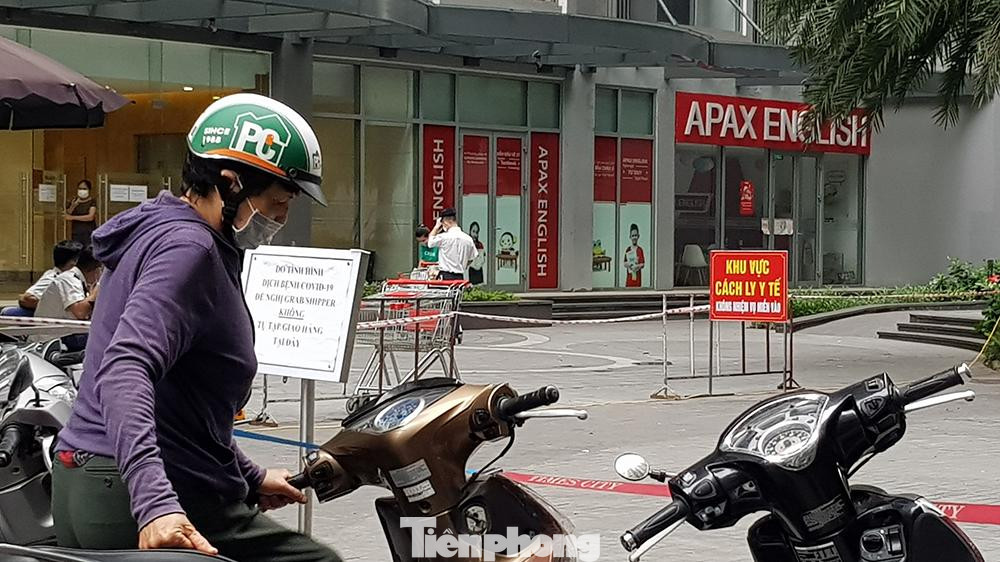 Để chủ động phòng, chống dịch bệnh và ngăn chặn, kiểm soát nguy cơ dịch lan trong cộng đồng, chính quyền sở tại yêu cầu trạm y tế phường phối hợp cơ quan công an khẩn trương truy vết, xác định các trường hợp F1, F2 liên quan đến bé trai để lấy mẫu xét nghiệm, cách ly y tế theo quy định.