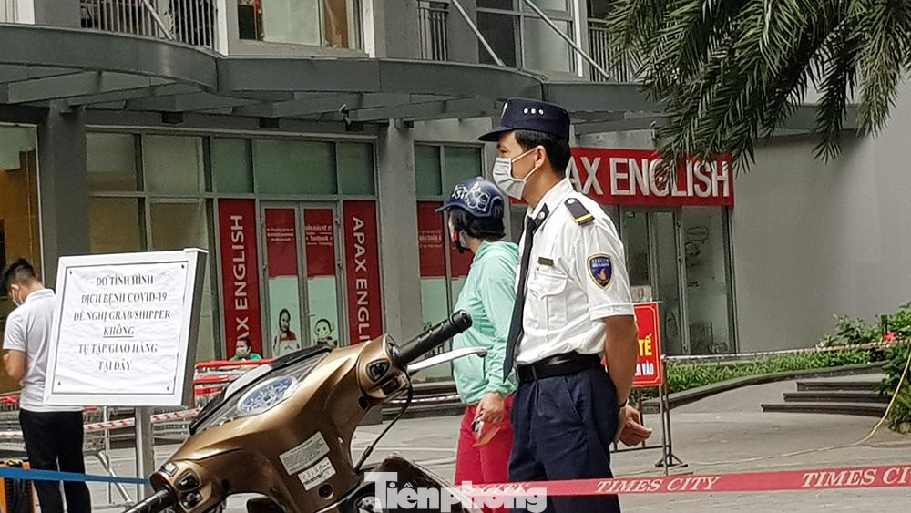 Ngày (23/5), sau khi phát hiện trường hợp bé trai 11 tuổi dương tính với SARS-CoV-2, toàn bộ cư dân tòa chung cư Park 11 - Park Hill (khu đô thị Times City) không được phép rời khỏi nơi cư trú để phục vụ công tác điều tra dịch tễ.