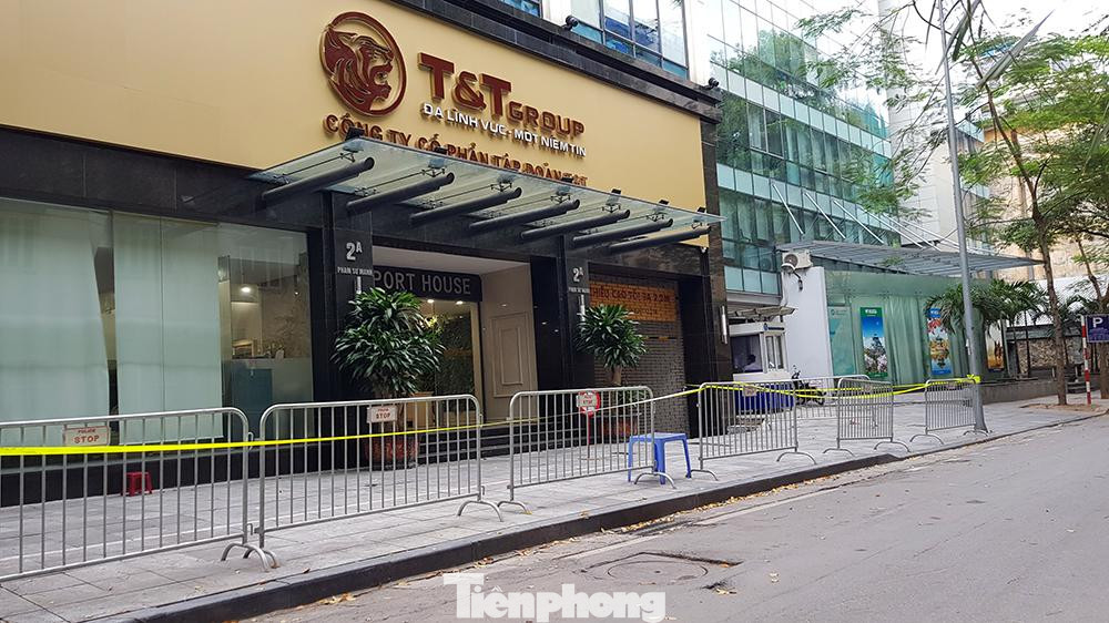 Ngày 23/5, Hà Nội ghi nhận chùm ca dương tính SARS-CoV-2 tại Times City, là người trong một gia đình tại toà Park 11. Trong đó, bệnh nhân Đ.B.L làm tại Tập đoàn T&amp;T (2A Phạm Sư Mạnh, phường Phan Chu Trinh, quận Hoàn Kiếm). Liên quan đến bệnh nhân này, sáng nay, 24/5, có 3 trường hợp F1 làm cùng tại Tập đoàn T&amp;T có kết quả xét nghiệm dương tính SARS-CoV-2.