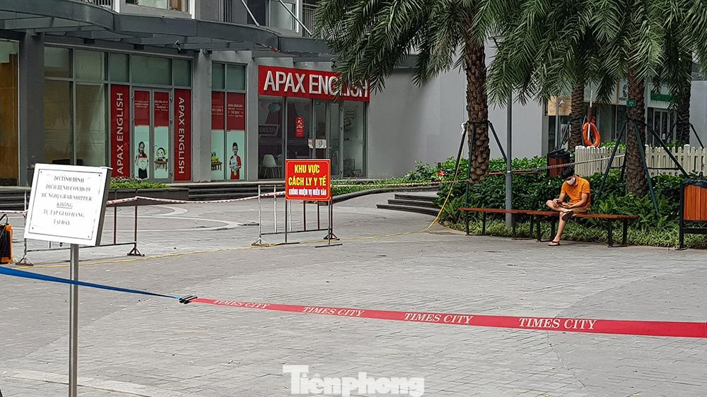 Ca bệnh mới là nam giới, 11 tuổi (ở tầng 15 tòa Park 11) có kết quả ban đầu dương tính với COVID-19 sau khi làm xét nghiệm tại Bệnh viện Vinmec.