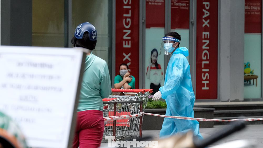 Đồng thời yêu cầu toàn thể cư dân tòa chung cư Park 11 - Park Hill - không rời khỏi tòa nhà từ 1h30 ngày 23/5 đến khi có thông báo mới. Riêng cư dân tầng 15 tòa Park 11 phải ở trong nhà, không rời khỏi tầng này để đợi lấy mẫu xét nghiệm.