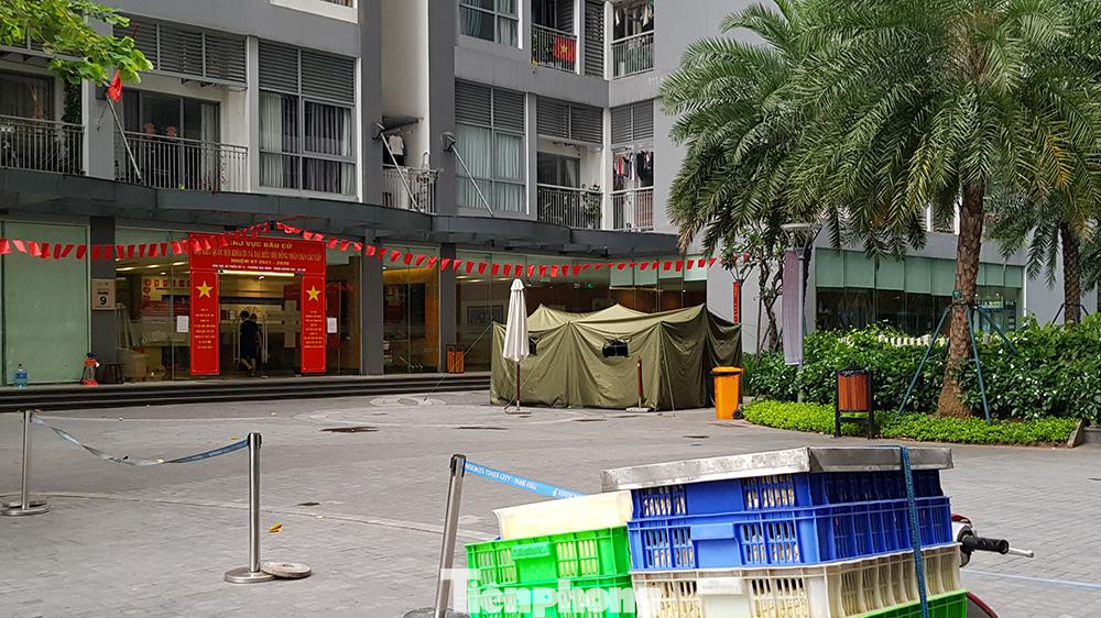 Trước đó, lực lượng chức năng quận Hoàng Mai và phường Mai Động (Hà Nội) đã thực hiện cách ly y tế tòa chung cư Park 9, Khu đô thị Times City sau khi ghi nhận trường hợp cháu bé 3 tuổi (quốc tịch Ấn Độ) dương tính với SARS-CoV-2.