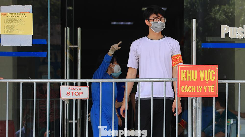 Ngay sau khi có kết quả xét nghiệm, Trung tâm kiểm soát bệnh tật thành phố Hà Nội đã phối hợp với TTYT huyện Thanh Trì để thông báo cho các đơn vị liên quan và tiến hành điều tra thông tin dịch tễ ca bệnh