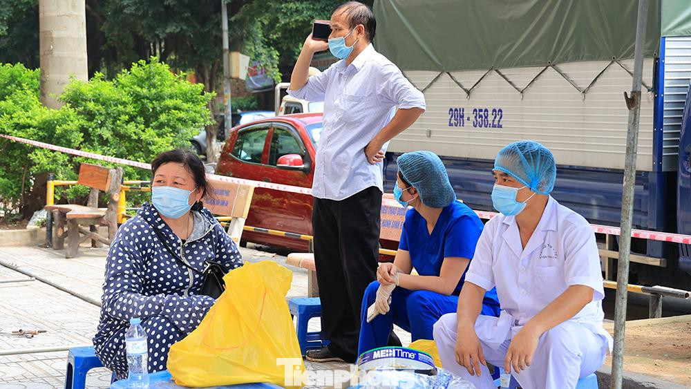 Các lực lượng chức năng có mặt tại địa điểm ngay sau thông tin có ca nhiễm COVID-19.