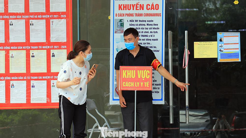 Sáng 11/5, Trung tâm Kiểm soát Bệnh tật (CDC) Hà Nội thông báo về ca dương tính SARS-CoV-2 mới, là bệnh nhân khoa Ngoại Tiết niệu, Bệnh viện K cơ sở Tân Triều.