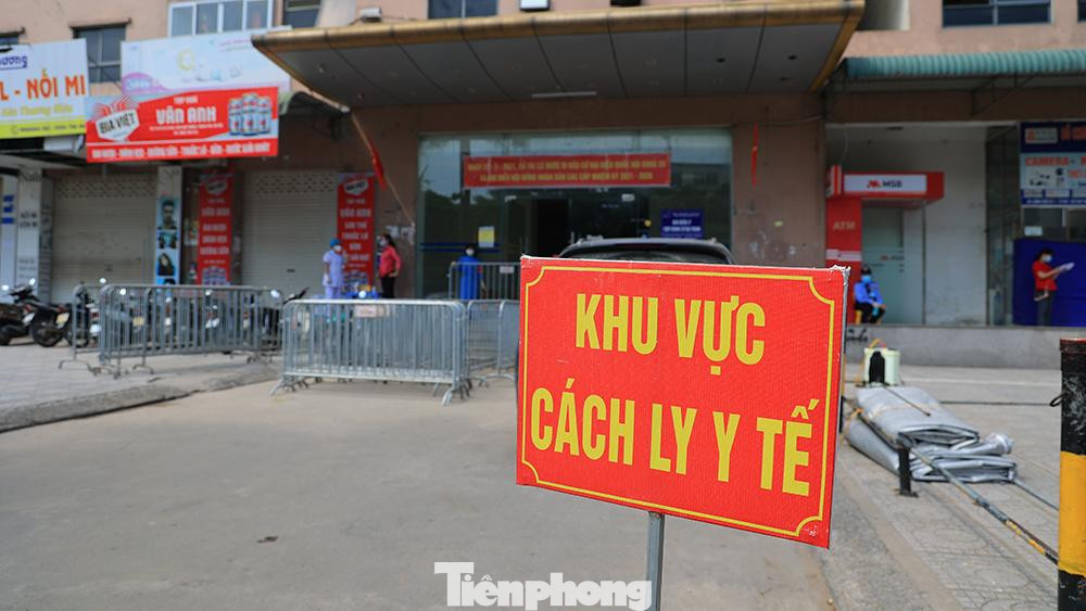 Thông tin cho biết: Ngày khởi phát của bệnh nhân: 10/5/. Triệu chứng: Sốt nhẹ, ho, đau rát họng, đau đầu. Ngày lấy mẫu: 10/5/2021. Dương tính SARS-CoV-2 (CDC Hà Nội thực hiện). Kết quả điều tra dịch tễ cho thấy, bệnh nhân là bệnh nhân điều trị nội trú tại Khoa Ngoại Tiết niệu, BV K3 Tân Triều nhập viện điều trị từ ngày 27/4-6/5/2021.