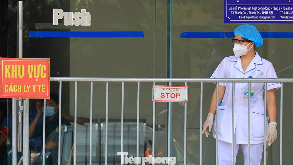 Thực hiện rào chắn phong toả lối ra vào chung cư ngay trong buổi sáng nay.