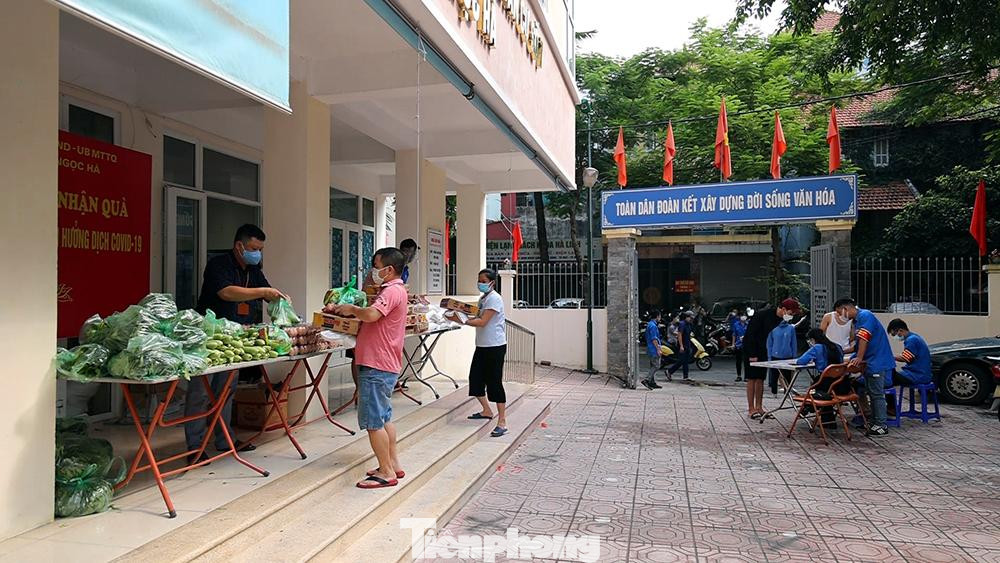 Bên cạnh việc tặng quà, tặng nhu yếu phẩm, việc hỗ trợ tiền nhà trọ, điện nước cho những người lao động mất việc làm mắc kẹt cũng đặc biệt được chính quyền các địa phương quan tâm.