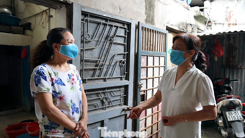 Đó là động viên thăm hỏi, tặng nhu yếu phẩm và vận động các chủ nhà trọ giảm hoặc miễn tiền nhà cho người thuê là lao động tự do mất việc làm. Tại tổ dân phố số 1 của phường, 100% các chủ nhà trọ đã đồng ý giảm tiền nhà tối thiểu 30% cho khách thuê trọ.