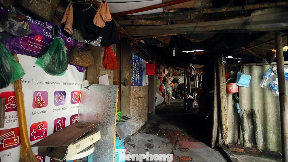 Trước khi dịch bệnh diễn biến phức tạp, dãy nhà trọ số 2 ngách 173/24/7 phố Hoàng Hoa Thám, quận Ba Đình là nơi sinh sống của hơn 10 lao động tự do.