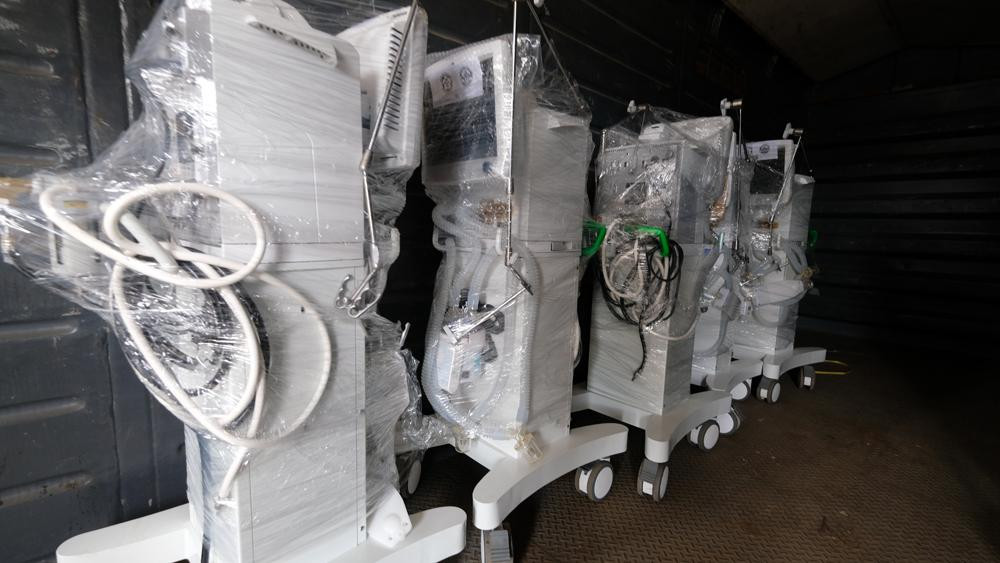 Để phục vụ cho việc thiết lập trung tâm hồi sức tích cực này, chiều hôm nay, công tác vận chuyển, xếp dỡ các trang thiết bị, vật tư y tế này đã diễn ra khẩn trương tại Ga Hà Nội.