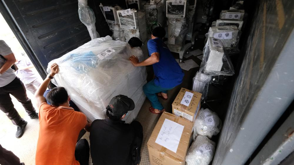 Được biết chuyến hàng này gồm có 30 máy thở, 1 máy lọc thận, 45 moniter theo dõi bệnh nhân, hệ thống xét nghiệm sinh hoá huyết học, 80 bơm tiêm điện, 80 máy chuyền dịch và nhiều nhu yếu phẩm khác…