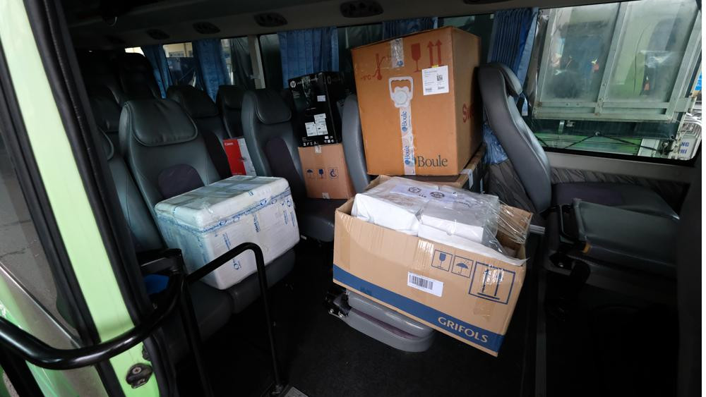 &quot;Đây là toa tàu chở hơn 10 tấn hàng, toàn bộ là vật tư trang thiết bị y tế và nhu yếu phẩm thiết yếu của bệnh viện Bạch Mai chuyển vào TP.HCM để phục vụ cho bệnh viện dã chiến. Dự kiến 6h sáng mai tàu sẽ xuất phát từ Ga Hà Nội...