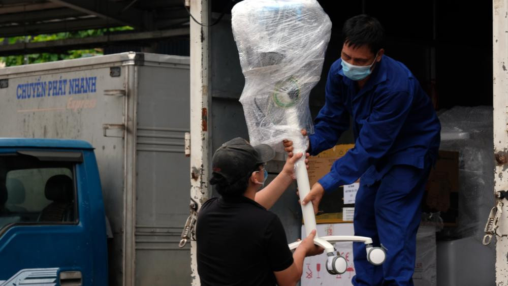 Đây là những trang thiết bị, vật tư rất cần thiết cho việc chống dịch, vì vậy cán bộ công nhân viên tại Ga Hà Nội đã rất cẩn thận trong việc xếp dỡ, gia cố, chèn lót để đảm bảo an toàn cho việc vận chuyển&quot;. Ông Nguyễn Chính Nam, trưởng ban Kế hoạch - Kinh doanh, Tổng công ty Đường sắt Việt Nam cho biết.