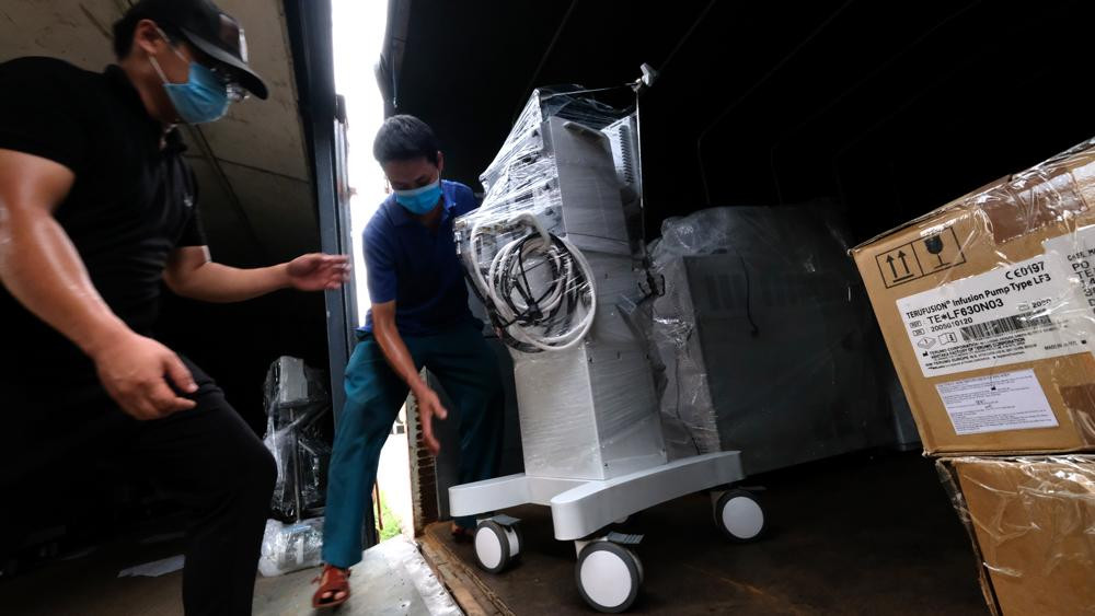 Tất cả các thiết bị quan trọng để điều trị cho bệnh nhân COVID-19 năng trên đã được tập kết và bắt đầu xếp lên toa tàu để chuẩn bị cho công tác vận chuyển vào TPHCM.