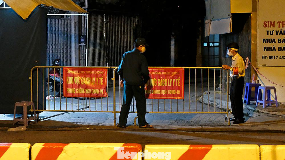 Ngày 1/8, Trung tâm y tế quận Hai Bà Trưng đã thông tin về 20 trường hợp nghi mắc COVID-19 tại số 82 ngõ 651 Minh Khai.