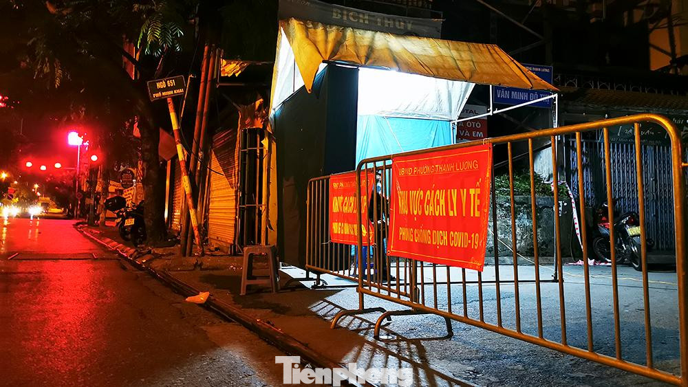 Để đảm bảo phòng chống dịch, UBND phường Thanh Lương yêu cầu phong toả tạm thời khu vực ngõ 651 Minh Khai, ngách 651/82 Minh Khai và các hẻm có liên quan, đến ngã 3 tiếp giáp ngõ 184 đê Trần Khát Chân để thiết lập khu vực cách ly y tế.