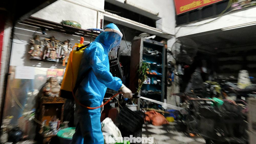 Công tác phun khử khuẩn được tiến hành ngay trong đêm (1/8) đối với hầu hết các hộ dân sống trong ngõ 651 Minh Khai.