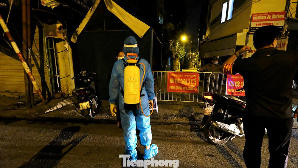 Cơ quan y tế đã lấy mẫu khẩn cấp 600 người liên quan, đồng thời phun khử khuẩn toàn khu vực.