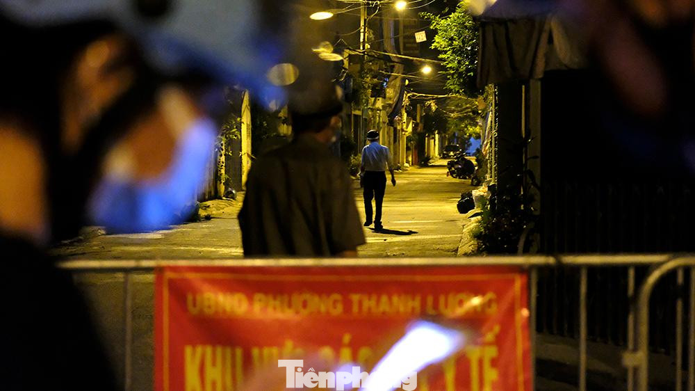 Yêu cầu toàn bộ người dân thuộc khu vực trên không được ra khỏi nhà từ 17h ngày 1/8 đến khi có thông báo mới.