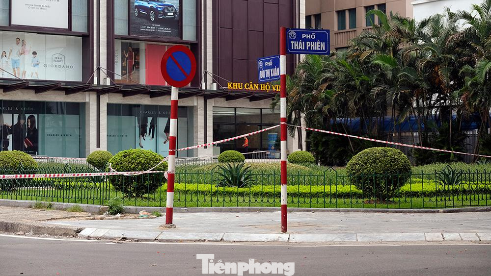 Toàn bộ bốn mặt phố của tòa nhà Vincom 191 Bà Triệu (phường Lê Đại Hành, quận Hai Bà Trung, Hà Nội) bị phong tỏa tạm thời.