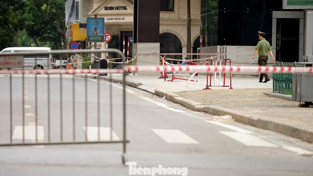 Cụ thể, vị này cho biết, sau khi có thông tin về 1 trường hợp bảo vệ tại Vincom Bà Triệu có kết quả dương tính SARS-CoV-2, lực lượng chức năng đã tiến hành phong tỏa tạm thời Vincom Bà Triệu để rà soát các trường hợp liên quan.