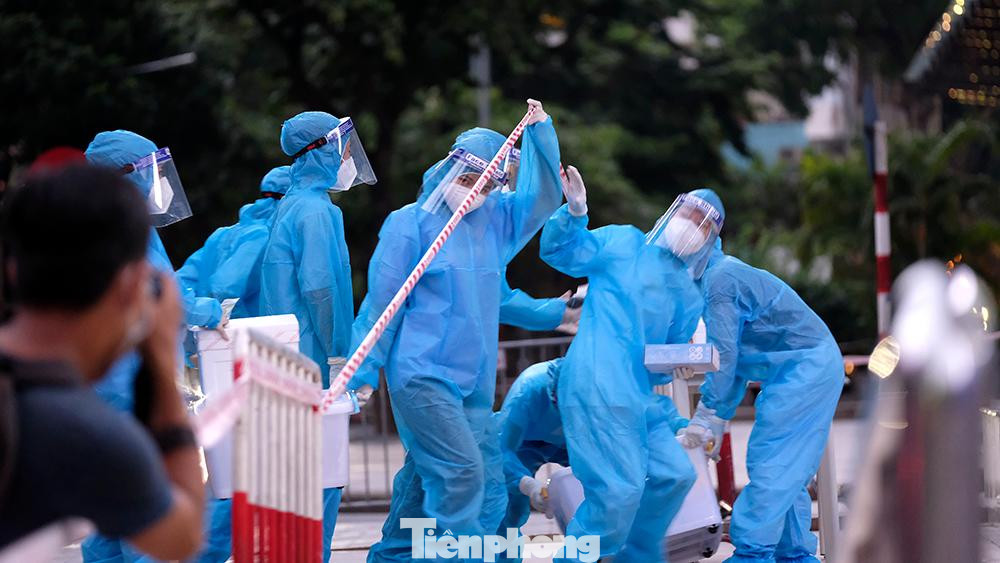 Đến nay, theo thống kê của Sở Y tế Hà Nội, quận Hai Bà Trưng là một trong những điểm nóng của dịch COVID-19 khi xuất hiện một số chùm ca bệnh ghi nhận nhiều ca mắc.