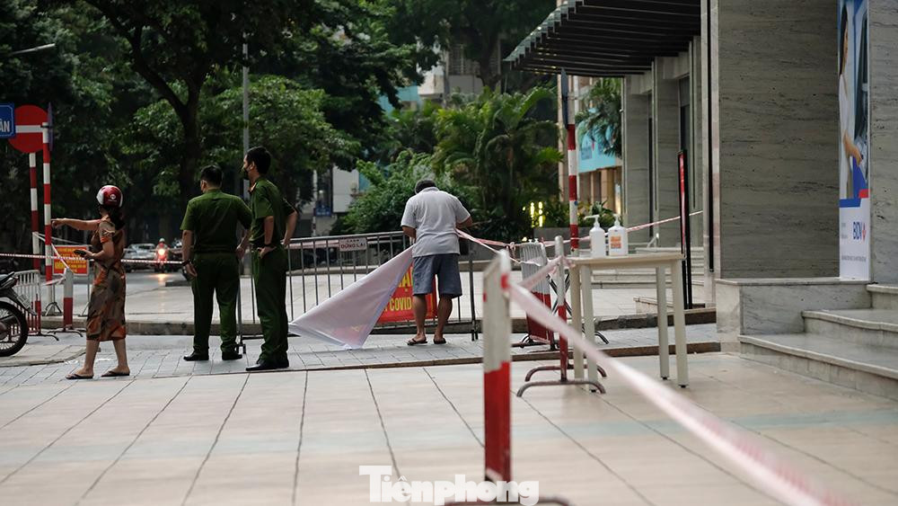 Lực lượng chức năng tiến hành phong tỏa tạm thời Vincom Bà Triệu để phòng chống dịch COVID-19.