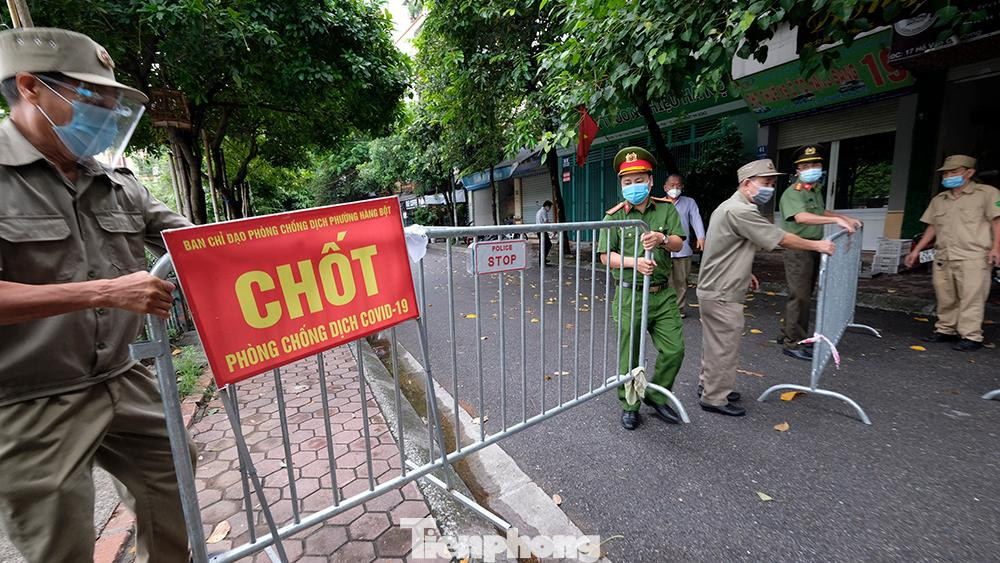 Cũng theo ghi nhận của phóng viên, tại khu vực giáp ranh giữa phường Thổ Quan với phường Hàng Bột, chính quyền phường Hàng Bột cũng lập 3 chốt chặn có cán bộ dân quân, công an, lực lượng dân phòng làm nhiệm vụ kiểm soát, nhắc nhở người dân trong khu vực.