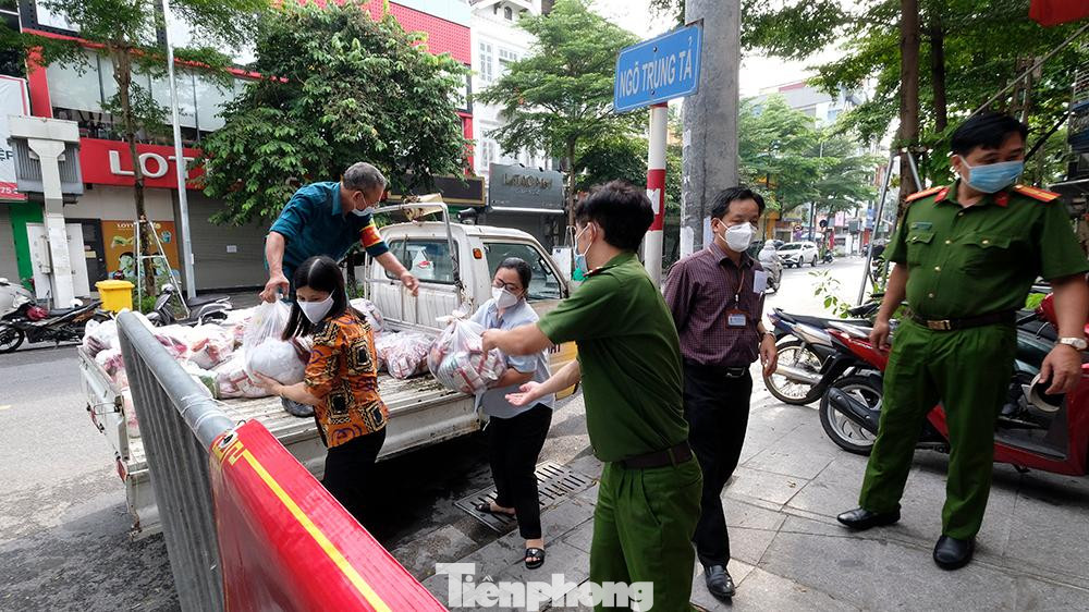 Các lực lượng chức năng vận chuyển hàng hóa nhu yếu phẩm cung cấp cho những hộ dân có hoàn cảnh khó khăn cần trợ giúp trong khu vực phong tỏa cách ly y tế.