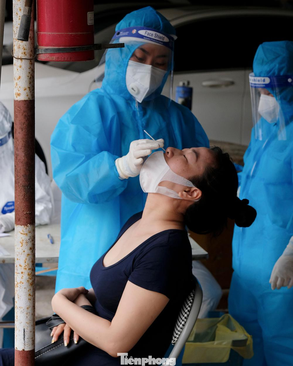 Bên cạnh khu vực nguy cơ cao là phường Thổ Quan, phường Văn Chương cũng tiếp tục khẩn trương tổ chức test nhanh cho cư dân một số khu vực có nguy cơ cao.