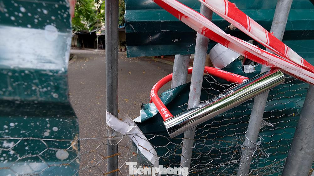 Bên cạnh đó còn có một số chốt cứng được phía phường Hàng Bột lập nên ở khu vực Hồ Văn Chương. Chốt chỉ được mở trong trường hợp khẩn cấp như cứu thương, cứu hỏa...