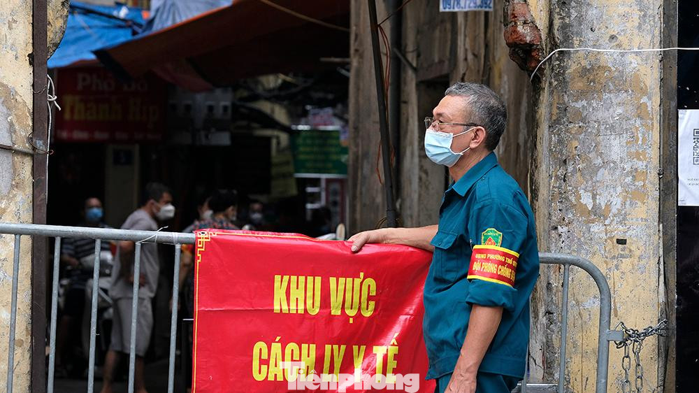 Cũng theo ông Trường, ngay trong ngày hôm nay (15/9), chính quyền tổ chức trao tặng 410 suất quà đến cho toàn bộ các hộ dân trong khu vực phong tỏa cách ly ở ngõ Trung Tả và ngõ Hồ Văn Chương. Các nhu yếu phẩm này bao gồm 10 kg gạo, mỳ tôm, trứng, dầu ăn... Dự kiến cứ 3 ngày một lần, phường sẽ tổ chức phát nhu yếu phẩm miễn phí cho người dân. Số nhu yếu phẩm trên xuất phát từ sự ủng hộ của các doanh nghiệp, các nhà hảo tâm.