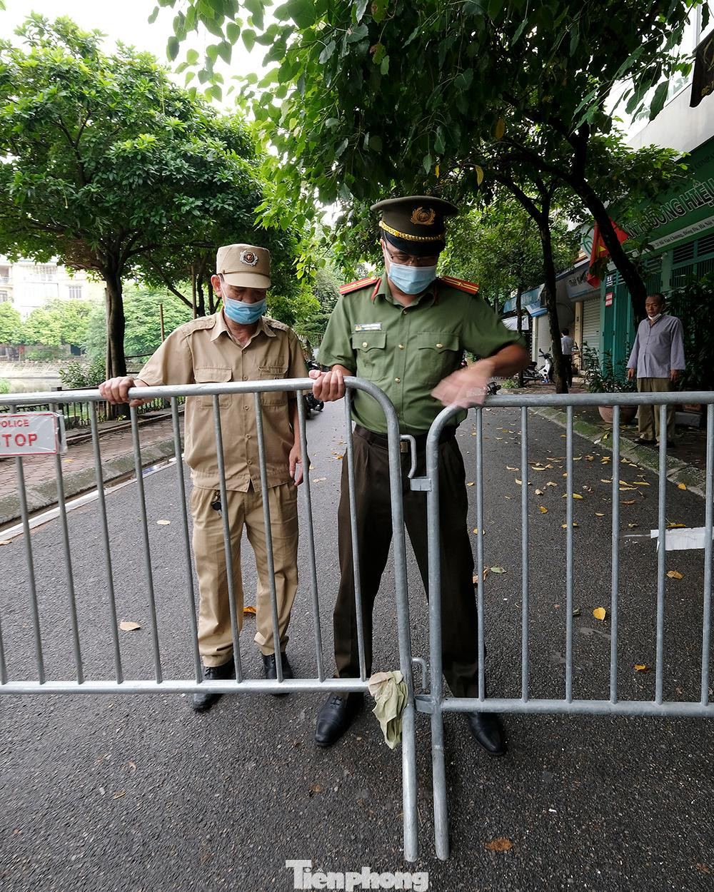 Ngay trong chiều nay (15/9), các đơn vị đã tiến hành lập một số chốt mềm quanh khu vực dân cư để bảo vệ 'vùng xanh' sau 25 ngày không xuất hiện ca nhiễm.